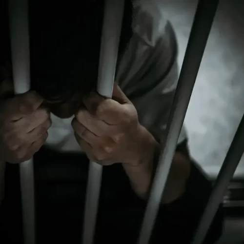 Laudo aponta risco de reincidência e TJ mantém preso condenado por matar ex-companheira a facadas