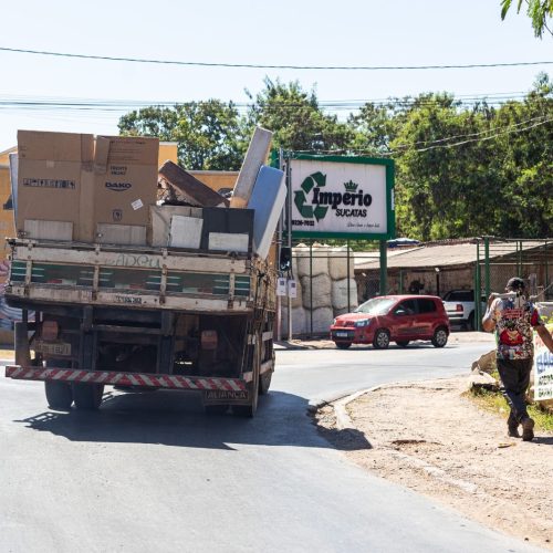 Limpurb intensifica ações contra descarte irregular com Cata-treco em 22 bairros nesta semana