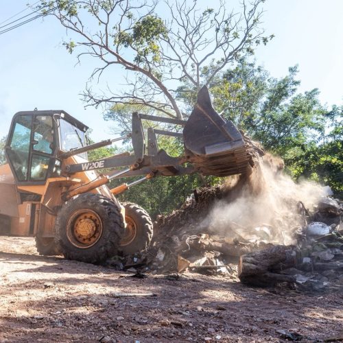 Limpurb retira mais de 100 toneladas de lixo de bolsão no Morada do Ouro II