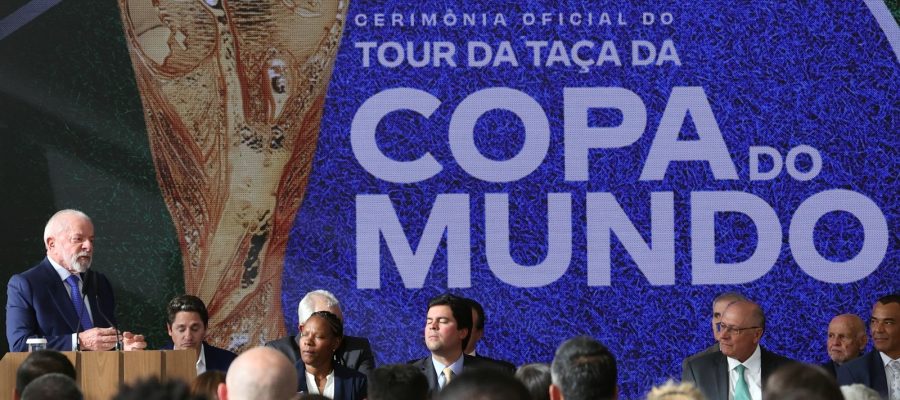 Lula sanciona lei da Copa do Mundo Feminina e reconhece pioneiras
