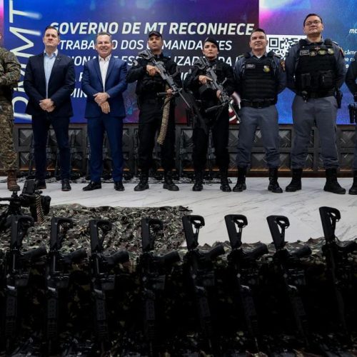 MT entrega R$ 6 milhões em fuzis, metralhadoras e equipamentos para a PM