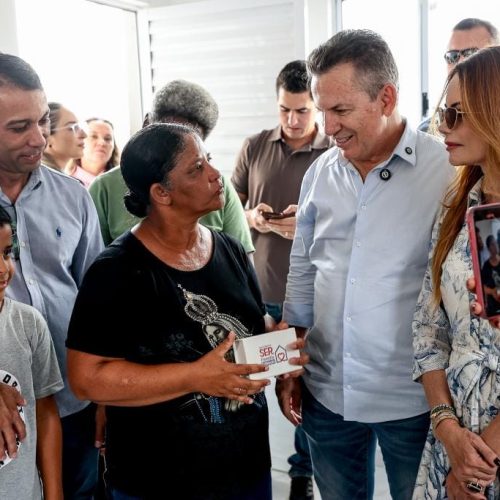 MT entrega casas para famílias em situação de vulnerabilidade e contemplada celebra conquista