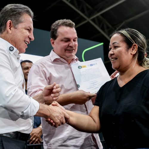 MT põe fim à espera de 20 anos e entrega títulos definitivos para moradores de residencial em VG
