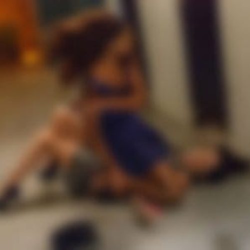 Mãe de aluna agride diretora com socos no rosto após discussão em sala de aula