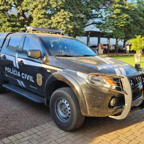 Mãe e filha são presas em flagrante por venderem drogas em residência