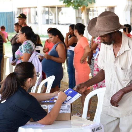 Mais de 1,3 mil pessoas são atendidas no 1º dia do mutirão de entrega de cartões na capital