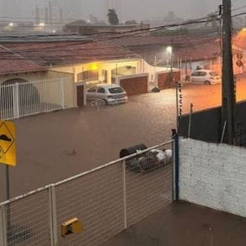 Mais de 20 bairros foram alagados em Cuiabá e alerta é de mais chuvas intensas