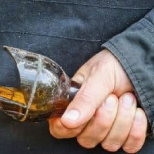 Maluco ameaça colega de trabalho com garrafa de vidro após discussão e é preso