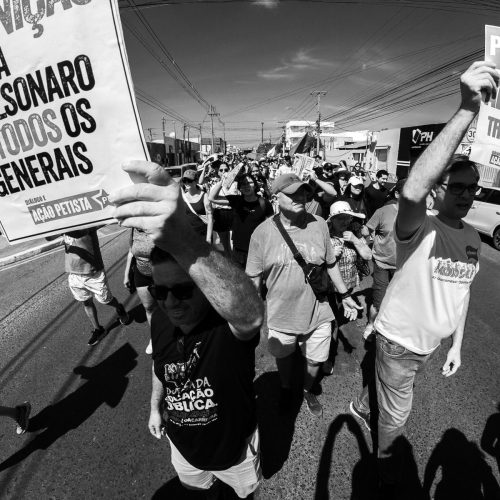 Manifestação em Cuiabá reúne militantes do PT contra anistia e PEC da Blindagem