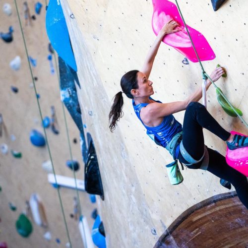 Marina Dias conquista bicampeonato no Mundial de escalada paralímpica