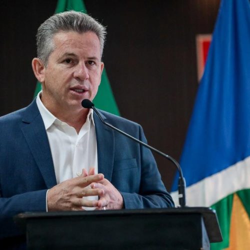 Mauro Mendes anuncia doação de casa a mãe que perdeu filho em incêndio em Cuiabá; vídeo