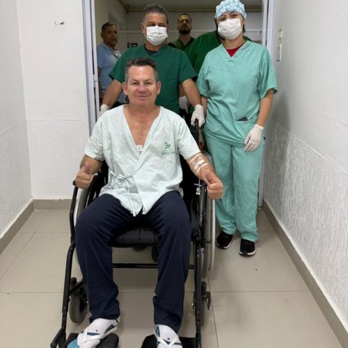 Mauro Mendes aparece em cadeira de rodas e segue em recuperação na UTI
