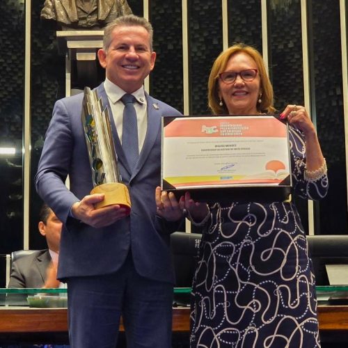Mauro Mendes recebe Comenda do Senado por avanço na alfabetização infantil em MT