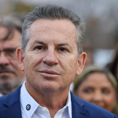 Mauro Mendes recebe comenda no Senado por avanços na alfabetização em Mato Grosso