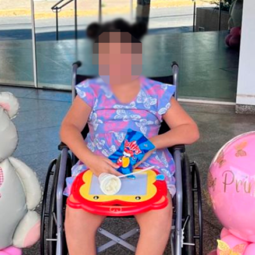 Menina esfaqueada pelo pai recebe alta do hospital após 24 dias; mãe foi assassinada