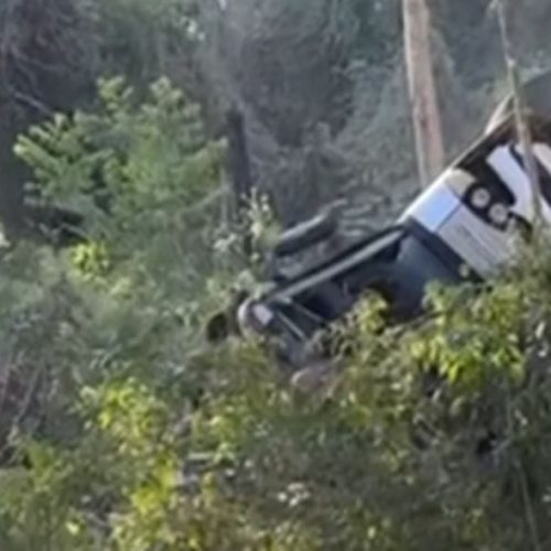 Micro-ônibus cai em ribanceira na Serra de São Vicente e deixa dois mortos e 34 feridos