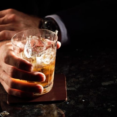 Ministério Público alerta bares e restaurantes sobre riscos de adulteração de bebidas em MT
