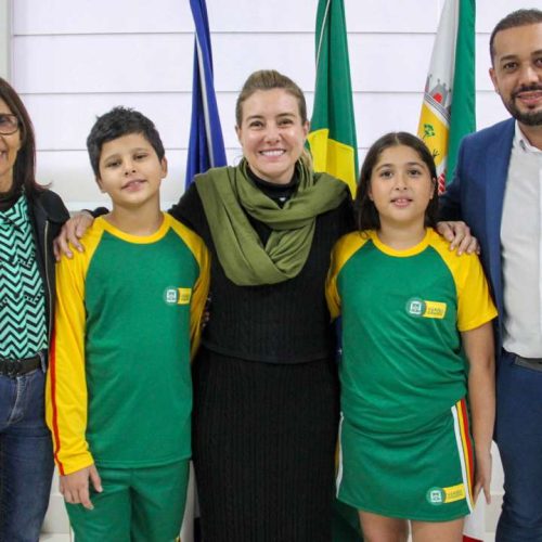 Modelos da rede municipal são apresentados e prefeita culpa Kalil Baracat por atraso