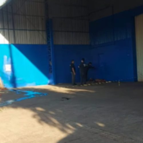 Morador de rua é morto a facadas na porta de loja no centro de cidade em MT