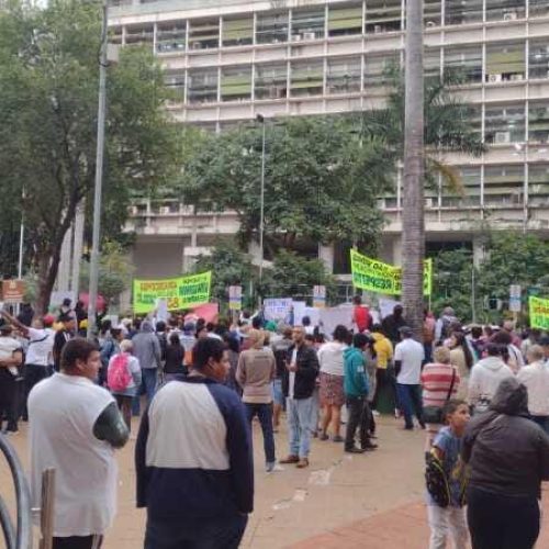 Moradores protestam na frente da Prefeitura contra remoção de área invadida e cobram Abílio