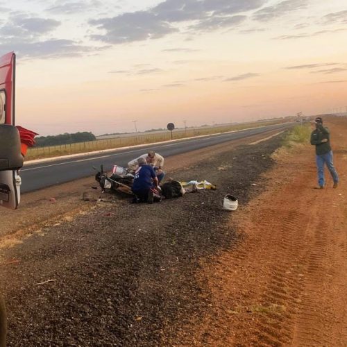 Motociclista fica ferido em acidente com carreta e motorista não presta socorro