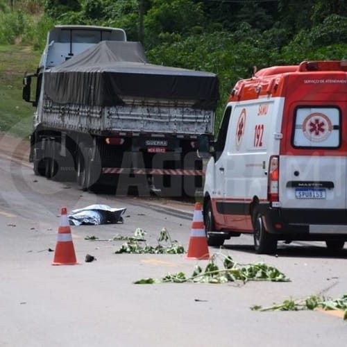 Motociclista morre após invadir pista contrária e bater de frente com carretas na MT-130