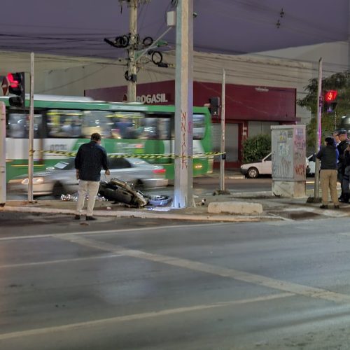 Motociclista morre após perder controle de moto e bater em poste em avenida de Cuiabá