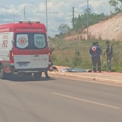 Motociclista perde controle, atinge placa de sinalização e morre no Contorno Leste