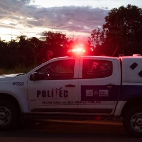 Motociclista perde controle durante curva de rodovia, cai e morre; esposa fica ferida