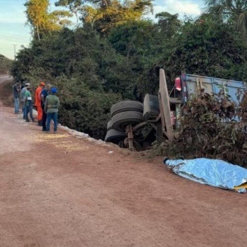 Motorista de 51 anos morre após caminhão carregado de grãos despencar de ponte no nortão