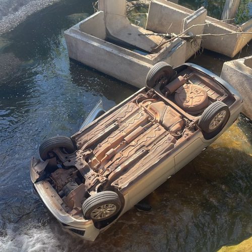 Motorista de aplicativo cai de ponte ao desviar de motociclista na contramão em Várzea Grande