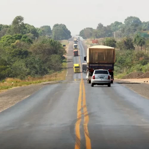 Motorista é indenizado em R$ 50 mil após colisão causada por ônibus parado na rodovia BR-163