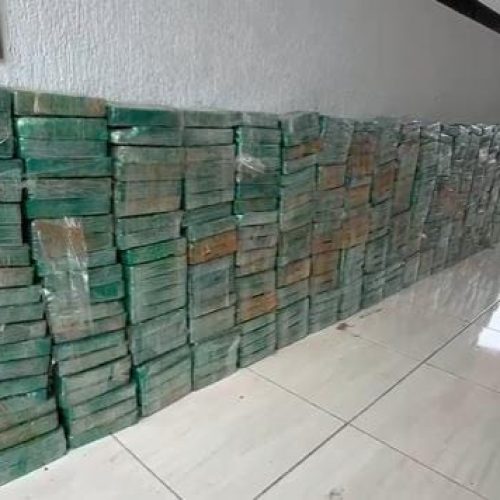 Motorista é preso com 400 kg de cocaína escondida em caminhão guincho avaliada em R$ 20 milhões