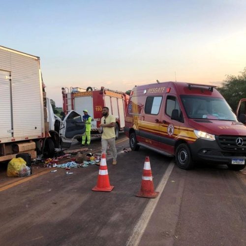 Motorista é resgatado das ferragens após colisão entre carreta e caminhão na BR-163