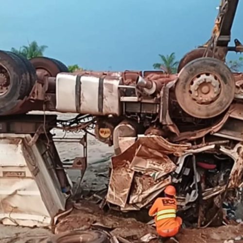 Motorista morre após caminhão carregado com adubo capotar na rodovia BR-364