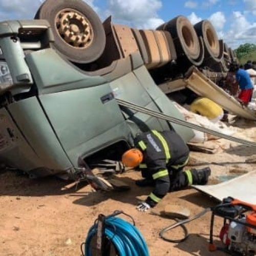 Motorista morre após carreta carregada de arroz tombar na BR-070