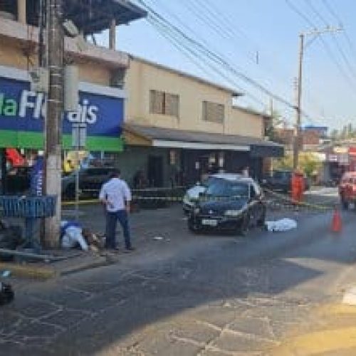 Motorista morre após sofrer mal súbito e bater carro em poste em avenida de Cuiabá; veja vídeo