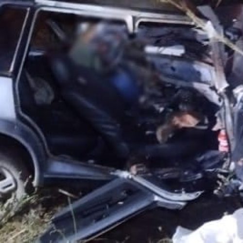 Motorista morre e passageiro fica ferido após carro sair da pista e capotar na MT-130