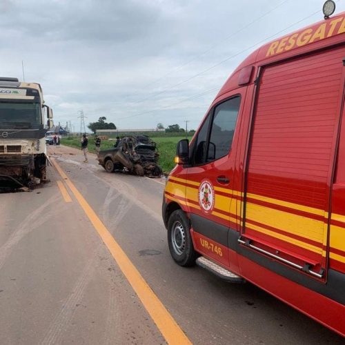 Motorista morre preso às ferragens ao colidir com carreta em rodovia federal