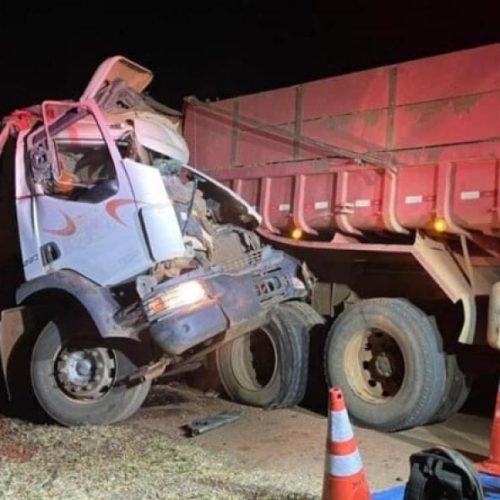 Motorista morre preso às ferragens após colisão entre caminhões na BR-163