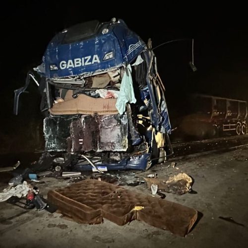 Motorista morre preso às ferragens e outro fica em estado grave após colisão entre carretas