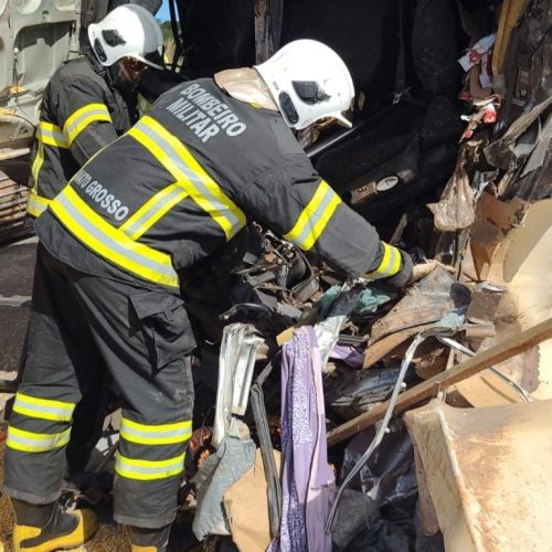 Motorista morre preso às ferragens em colisão brutal entre caminhões na BR-158