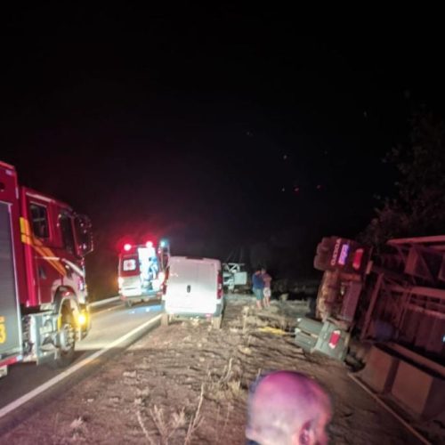 Motorista tem suspeita de fratura no quadril após carreta tombar na rodovia BR-070