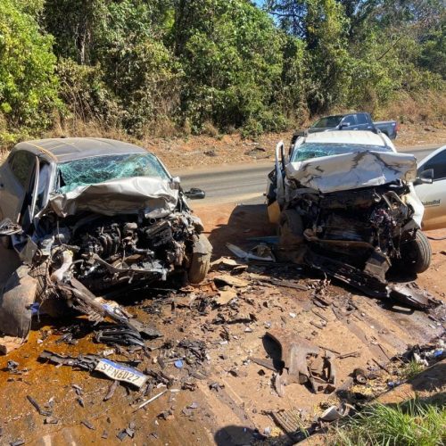 Motoristas morrem em grave colisão entre dois carros na rodovia BR-163 nesta sexta-feira
