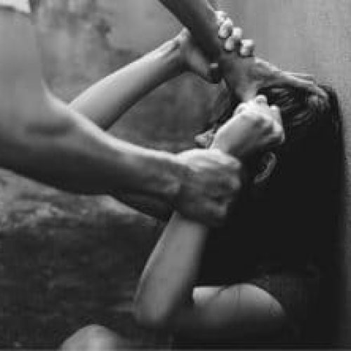 Mulher de 44 anos perde a visão após ser agredida por companheiro ciumento