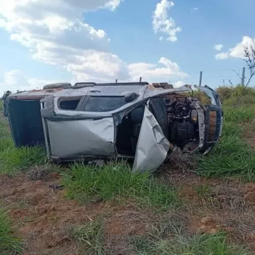 Mulher de 52 anos morre e homem fica ferido após veículo sair da pista e capotar em rodovia federal