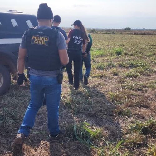 Mulher desmaia após ser atingida por chutes e garrafada, e marido é preso no local de trabalho