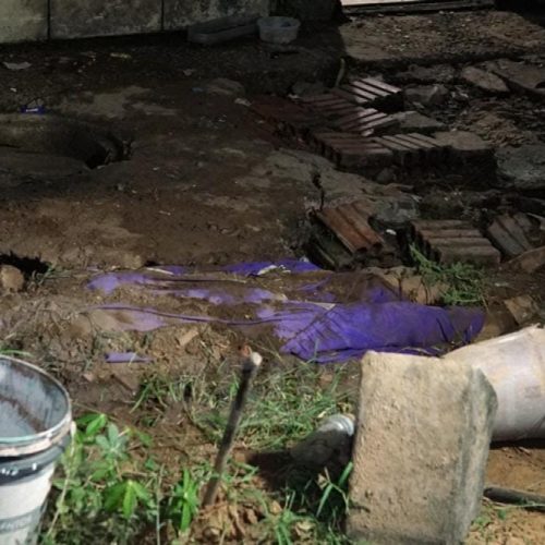 Mulher é encontrada morta, nua, e com lesões na cabeça em quintal de residência
