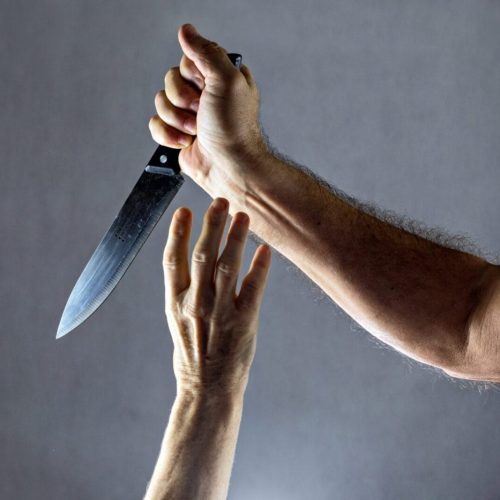 Mulher é esfaqueada e agredida com machado pelo companheiro em Cuiabá