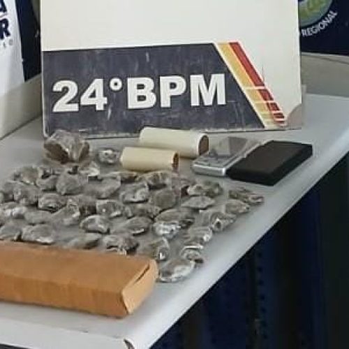 Mulher é presa com 50 porções de drogas escondidas em armário e geladeira